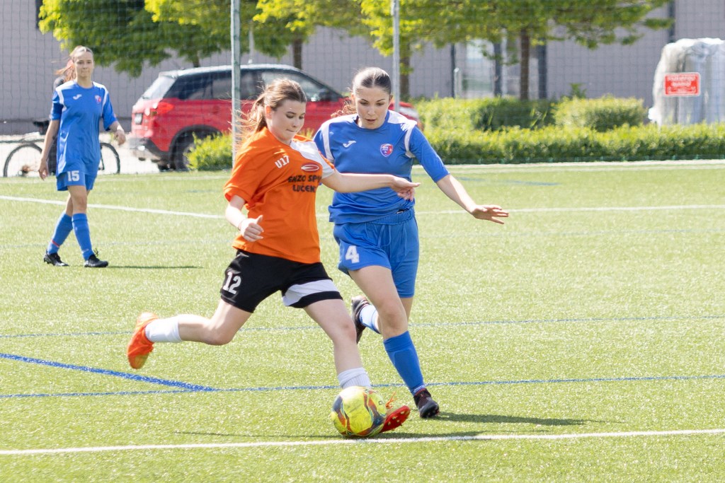 mladé Zvolenské dievčatá hrajú futbal vo Zvolene proti rovesníčkam z Lučenca