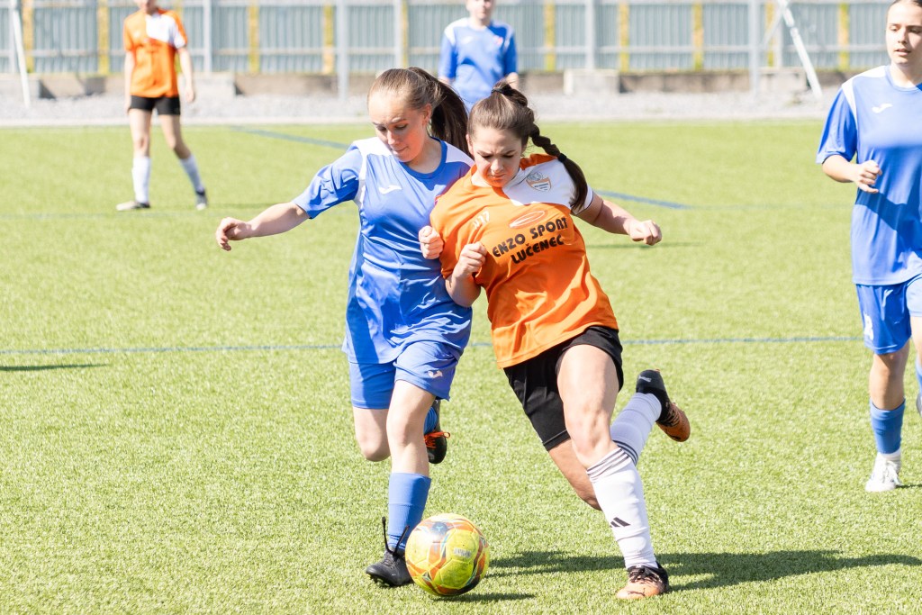 mladé Zvolenské dievčatá hrajú futbal vo Zvolene proti rovesníčkam z Lučenca